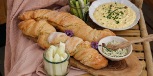 Beitragsbild des Blogbeitrags FRANZÖSISCHER BABY-UND BROTZAUBER! Verdrehtes Dinkel-Baguette mit cremigen Eiaufstrich und Kräuterbutter 