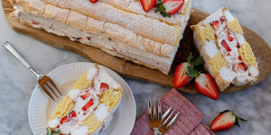 Beitragsbild des Blogbeitrags GELIEBTER MEHLSPEISEN-KLASSIKER IN SOMMERSTIMMUNG! Kardinalschnitte mit cremiger Erdbeerfüllung