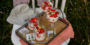 Beitragsbild des Blogbeitrags EIN FRÜHLING ZUM VERLIEBEN UND KUSCHELN! Cremiges Erdbeer-Holunder-Dessert im Glas