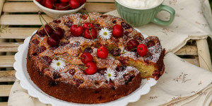 Beitragsbild des Blogbeitrags JETZT SIND AUCH DIE KIRSCHEN REIF! Kirsch-Ricotta-Kuchen + Herzensempfehlung für Bio-Babykleidung