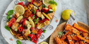 Beitragsbild des Blogbeitrags WIR GRILLEN UNS EINEN GUTE LAUNE-SOMMER! Bunte Fisch-Spieße mit Zitronen-Senf-Glasur