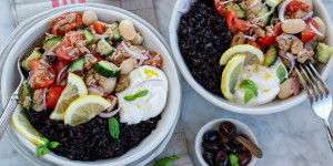 Beitragsbild des Blogbeitrags LEICHTES SOMMERESSEN! Mediterrane Nero Reis Bowl mit Tomaten-Thunfisch-Bohnen-Salat und Burrata
