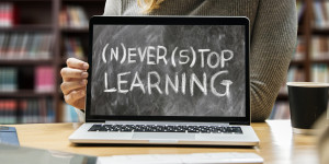 Beitragsbild des Blogbeitrags Berufsbegleitend studieren: Vorteile und Herausforderungen