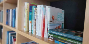 Beitragsbild des Blogbeitrags Meine Buchempfehlungen für Naturkosmetik und Kräuterkunde