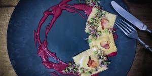 Beitragsbild des Blogbeitrags Schlutzkrapfen mit Sauerkraut-Birnen-Speck-Fülle auf Rote-Rüben-Sauce 