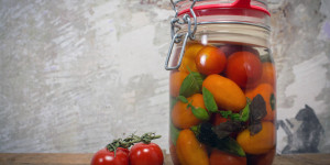 Beitragsbild des Blogbeitrags Linzer-Orangen-Kekse gefüllt mit Marillen-Cointreau-Marmelade