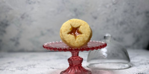 Beitragsbild des Blogbeitrags Orangen-Linzer-Kekse gefüllt mit Marillen-Cointreau-Marmelade