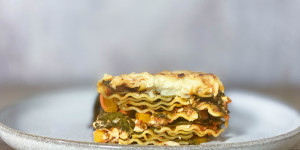 Beitragsbild des Blogbeitrags Schlamperte Kürbis-Lasagne, nach Ottolenghi, vegetarisch – Butternut Squash Lasagna Pie