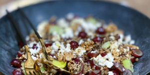 Beitragsbild des Blogbeitrags Linsen essen als Glücksbringer zu Silvester & Neujahr – Linsensalat mit roten Trauben und Honig-Miso-Dressing 