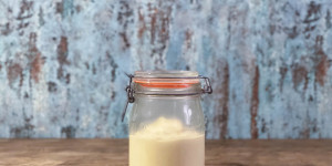 Beitragsbild des Blogbeitrags Suche nach veganem, fermentiertem Joghurt, Teil 1: Kichererbsenjoghurt – sojafrei, nur eine Zutat, günstig und einfach zu machen 