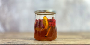 Beitragsbild des Blogbeitrags Wilde Preiselbeeren in Honig mit Zimt & Orange – Fermentieren mit Honig 