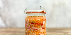 Beitragsbild des Blogbeitrags Curtido: Das bunte Ferment aus El Salvador, das Sauerkraut alt aussehen lässt
