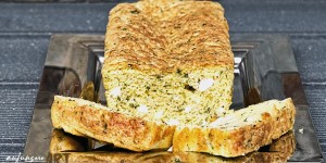 Beitragsbild des Blogbeitrags Kräuter Feta Brot – belegt es den Gaumen erregt