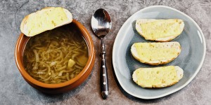 Beitragsbild des Blogbeitrags schnelle Zwiebelsuppe für unerwarteten Besuch oder zwischendurch 