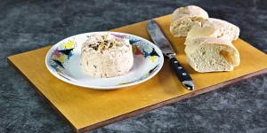Beitragsbild des Blogbeitrags pikanter Paprika Knoblauch Aufstrich