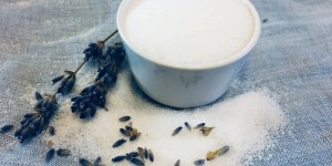 Beitragsbild des Blogbeitrags DIY: Duftes Badesalz – mit feiner Wirkung