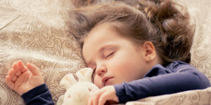 Beitragsbild des Blogbeitrags Wenn dein Kind abends nicht in den Schlaf findet…. 