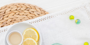 Beitragsbild des Blogbeitrags Bäuchleinöl & Zwiebelsocken – Blick ins Buch