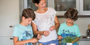 Beitragsbild des Blogbeitrags Lavendel-Badesalz mit Kindern zubereiten 