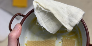 Beitragsbild des Blogbeitrags Brustwickel mit Bienenwachs bei Husten