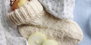 Beitragsbild des Blogbeitrags Zwiebelsocken – Hausmittel bei Erkältung für Kinder 