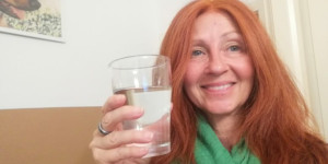 Beitragsbild des Blogbeitrags Wozu ist das heiße Glas Wasser am Morgen gut?