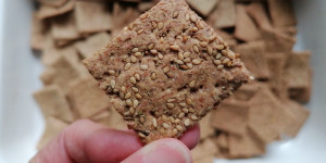 Beitragsbild des Blogbeitrags Rezept – Vollkorn-Knäckebrot
