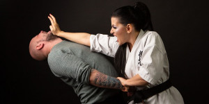 Beitragsbild des Blogbeitrags Ist Karate zur Selbstverteidigung geeignet? Eine Analyse. 