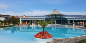 Beitragsbild des Blogbeitrags Wellness für Klein und Groß in der Therme Laa