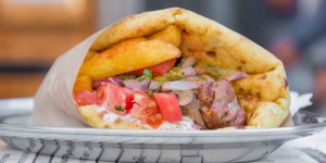 Beitragsbild des Blogbeitrags Top 10 Gyros & Souvlaki – Typisch essen in Athen