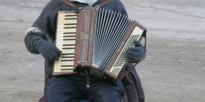 Beitragsbild des Blogbeitrags Was man als Straßenmusikant so alles tun kann / muss ?