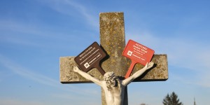 Beitragsbild des Blogbeitrags Skurriles vom Friedhof 