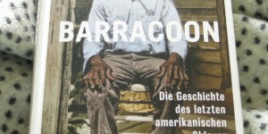 Beitragsbild des Blogbeitrags Barracoon – Geschichten vom letzten amerikanischen Sklavenschiff
