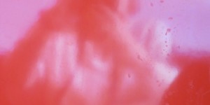 Beitragsbild des Blogbeitrags Selfie gegenüber von spiegelnder roter Wand