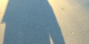 Beitragsbild des Blogbeitrags Kosmisches Selfie mit langer Weste, dem F. und ein paar Blättern