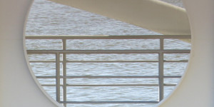Beitragsbild des Blogbeitrags Die Welt betrachtet durch Teile eines Wasserkraftwerks