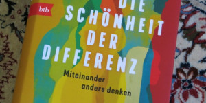Beitragsbild des Blogbeitrags Hadija Haruna-Oelker „Die Schönheit der Differenz – Miteinander anders denken“