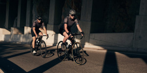 Beitragsbild des Blogbeitrags Custom Rennrad-Trikots: Was kostet es, wo gibt es sie?