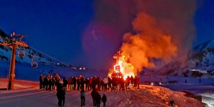 Beitragsbild des Blogbeitrags Traditionelles Osterfeuer in Obertauern 