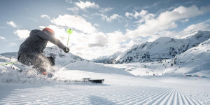 Beitragsbild des Blogbeitrags Obertauern startet mit Liftbetrieb und Take-Away in den Skiwinter