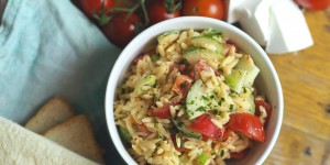 Beitragsbild des Blogbeitrags Kritharaki Salat I ganz schnell I aus wenig Zutaten 