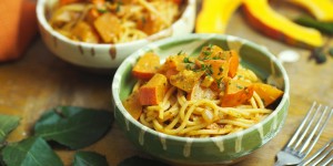 Beitragsbild des Blogbeitrags Pasta mit Kürbis-Tomaten-Sauce I einfaches Herbst-Rezept
