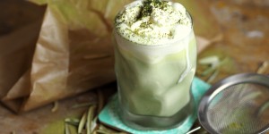 Beitragsbild des Blogbeitrags Matcha Hot Chocolate I heiße Matcha-Trinkschokolade 