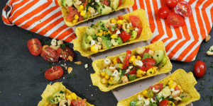 Beitragsbild des Blogbeitrags Avocado-Mais-Salat mit Tacos I Salsa I auch zu Nachos 