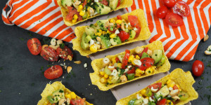 Beitragsbild des Blogbeitrags Avocado-Mais-Salat mit Tacos I Salsa I auch zu Nachos