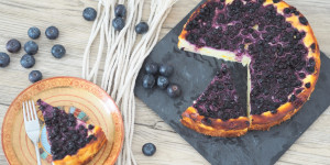 Beitragsbild des Blogbeitrags Käsekuchen mit Blaubeeren I ohne Boden I ohne Mehl
