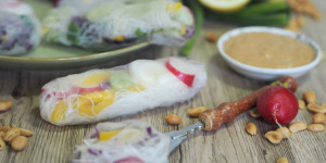 Beitragsbild des Blogbeitrags Sommerrollen I mit Erdnusssauce I perfekt für den Sommer