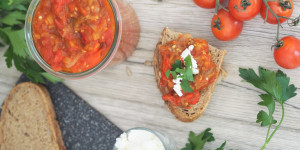 Beitragsbild des Blogbeitrags Zacuscă I Brotaufstrich aus Melanzani, Paprika & Tomaten 