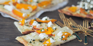 Beitragsbild des Blogbeitrags Kürbis-Flammkuchen I Tarte flambée I mit Feta