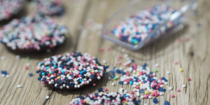 Beitragsbild des Blogbeitrags Schokoladen Taler I mit vielen Zuckerstreuseln